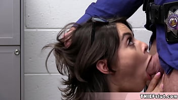 Невежественная брюнетка-воровка поймана, и она должна предложить свою тугую подростковую киску полицейскому 